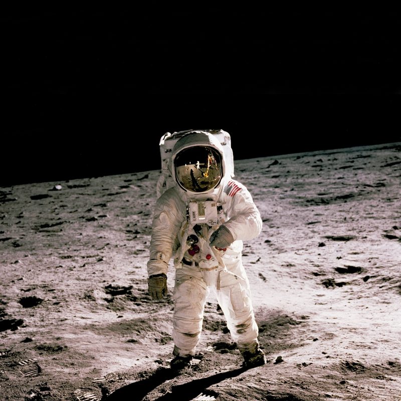Astronauta caminando sobre la superficie lunar