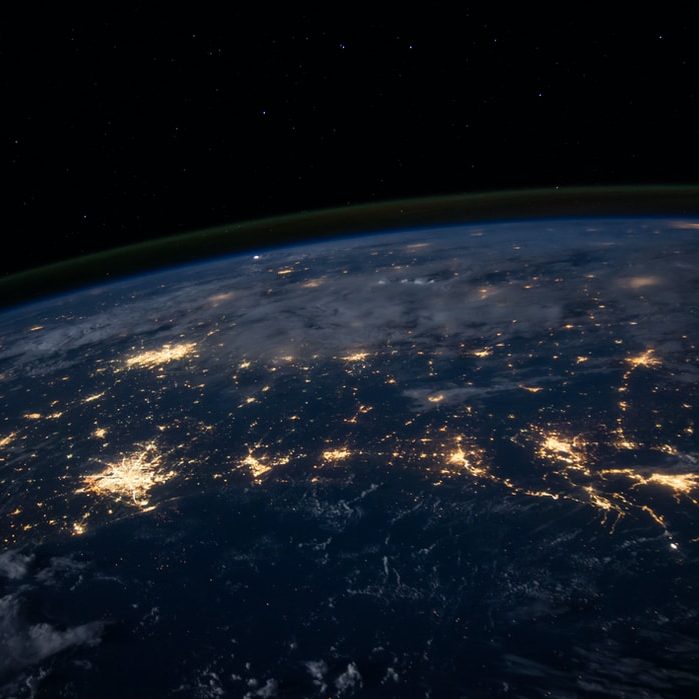 La Tierra de noche vista desde el espacio, con luces de ciudades